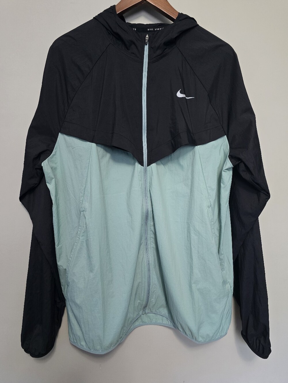 Nike Stride UV Repel Water Repellant Lightweight Hooded Jacket Size Large